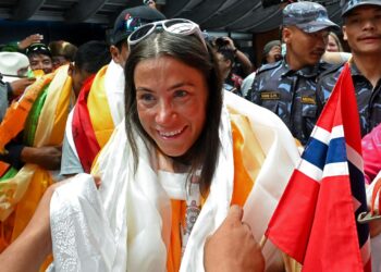 KRISTIN Harila mendedahkan dia cuba membantu sherpa yang nazak itu sebelum didesak untuk teruskan pendakian. - AFP