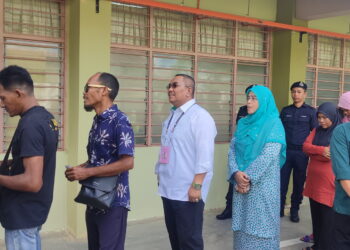 MUHAMMAD Sanusi Md. Nor bersama isteri, Jusmalailani Jusoh sedang beratur untuk mengundi di pusat mengundi SK Bandar Baru Beris Jaya, Jeniang di Sik.