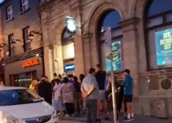 ORANG ramai berpusu-pusu mengeluarkan wang di mesin ATM selepas masalah teknikal dialami oleh Bank of Ireland. - AGENSI