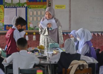 ANAK-ANAK perlu diterapkan dengan
kepentingan nilai ilmu kerana mereka
merupakan pewaris pentadbiran negara.