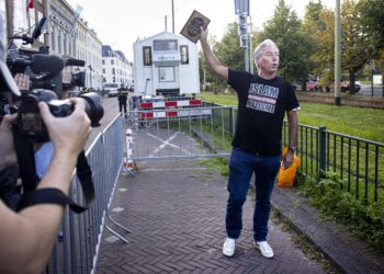 AKTIVIS Edwin Wagensveld memegang al-Quran sebelum mengoyakkannya dalam satu demonstrasi di The Hague, Belanda. - AFP