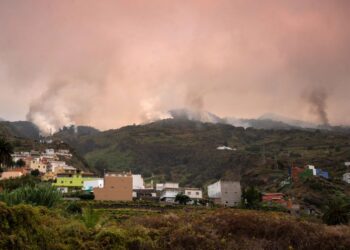 KEBAKARAN di luar kawalan memusnahkan kawasan cerun hutan La Matanza di Pulau Tenerife. - AFP