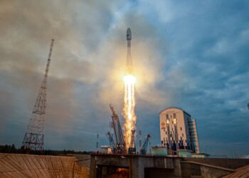 ROKET Soyuz 2.1b yang membawa kapal Luna-25 berlepas dari tapak pelancaran di kosmodrom Vostochny, Russia. - AFP