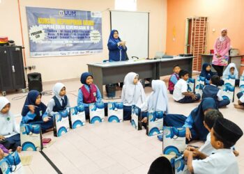 SUKARELAWAN menyantuni pelajar daripada golongan B40 di Sekolah Kebangsaan Perik, Kuala Nerang, Kedah.