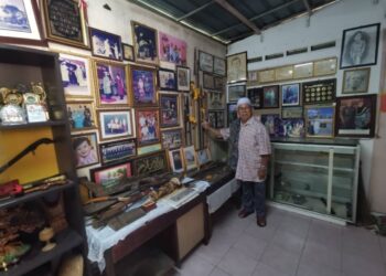 HAKIM@Hashim Muhammad menunjukkan antara koleksi senjata lama di galeri sejarah miliknya di Sungai Manik, Pasir Salak, Perak. - UTUSAN/AIN SAFRE BIDIN