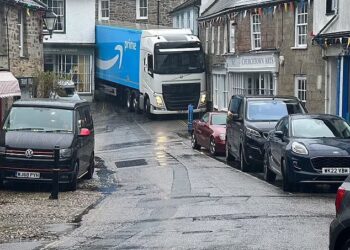 TRAK penghantaran Amazon tersepit ketika melalui lorong sempit di perkampungan St Agnes di Cornwall.-AGENSI