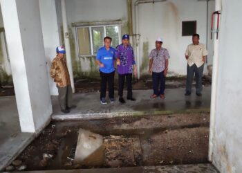 MOHD. Jafni Md. Shukor (tengah) melawat Pangsapuri Desa Melayu di Johor Bahru yang berdepan masalah limpahan air kumbahan sejak enam tahun lalu.