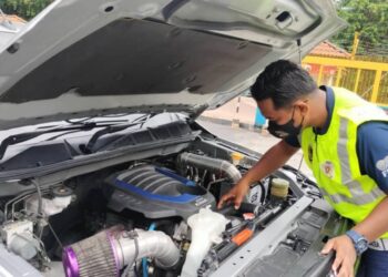 ANGGOTA penguatkuasa KPDN melakukan pemeriksaan pada kenderaan yang ditahan dipercayai cuba membawa keluar minyak diesel ke negara jiran menerusi Ops Tiris di Kompleks ICQS Wang Kelian, Perlis. -UTUSAN