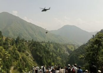 ORANG ramai menyaksikan operasi menyelamat lapan individu yang terperangkap dalam kereta kabel di Battagram, Pakistan. - AFP