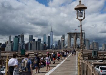 ORANG ramai berjalan di Jambatan Brooklyn di New York.-AFP