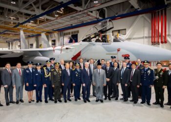 PRABOWO Subianto (tengah) bergambar bersama delegasi Indonesia dan wakil Boeing ketika melawat fasiliti pengeluaran jet  F-15EX di St. Louis, Missouri.-AFP