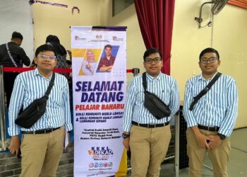 FAKHRUL Amri Mohd. Razaki (kiri), Fakhrul Adli (tengah) dan Fakhrul Asri ketika mendaftar masuk di Kolej Komuniti Kuala Langat (KKKL), Selangor. - UTUSAN / ISKANDAR SHAH MOHAMED