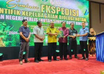 MOHD. Ridza Awang (empat dari kiri) dan Megat Hashirat Hassan (tiga dari kiri) merasmikan buku Birds of Perlis State Park@ Wang Kelian, Perlis dan A Photographic Guide Book Birds of Perlis State Park sempena penutupan seminar Ekspedisi Saintifik Kepelbagaian Biologi Hutan Taman Negeri Perlis di sebuah hotel di Kangar, Perlis semalam.-UTUSAN/SYED AZLAN SAYID HIZAR