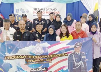 SYED Muhd Naguib Syed Mohd. (empat dari kiri) dan Mohamed Nordin Abdullah (lima dari kiri) bergambar beramai-ramai di Pejabat Pengurusan WCE Wilayah Perak sempena Konvoi Jelajah Merdeka IPD Manjung, Perak.