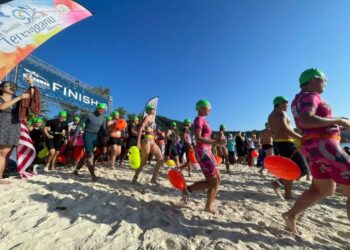 SEBAHAGIAN daripada peserta yang menyahut cabaran pada kejohanan renang di perairan laut terbuka Oceanman @ Redang 2023 di Pulau Redang, Kuala Nerus, Terengganu, kelmarin. - UTUSAN/KAMALIZA KAMARUDDIN