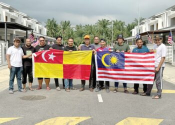 PENDUDUK bersama 
barisan Ahli Jawatankuasa Persatuan Taman Tulip 4, Shah Alam, Selangor bergotong-royong memasang Jalur Gemilang di kediaman masing-masing 
bagi meraikan Hari Kebangsaan kali ini.