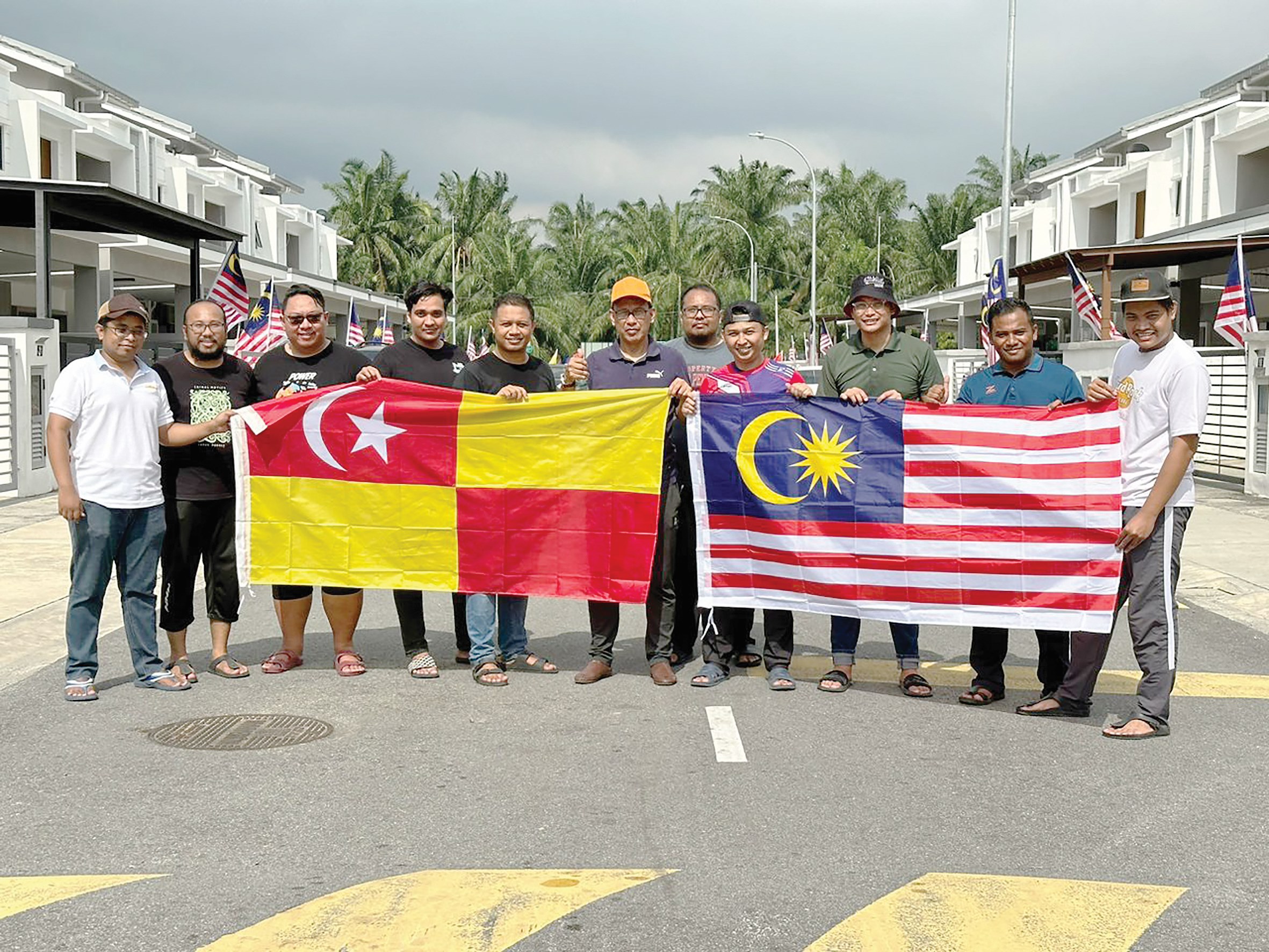 Penduduk Taman Tulip 4 ‘berperang’ pasang Jalur Gemilang