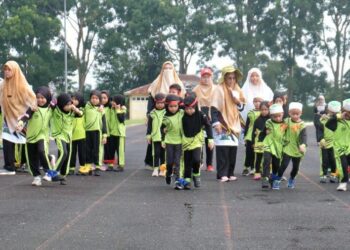 GELAGAT kanak-kanak Pusat Asuhan Tunas Islam Pasti yang menyertai Sukaneka 2023 Pasti Tenggara yang berlangsung di Stadium Tenggara, Bandar Tenggara, Kota Tinggi baru-baru ini.