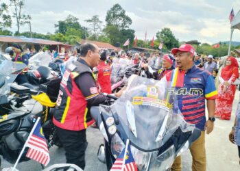 WAN Rakemi Wan Zahari (kanan) menyambut ketibaan peserta konvoi Kembara Merdeka 66 (KM66) yang tiba di Tanah Merah, Kelantan. – UTUSAN/ROHANA ISMAIL