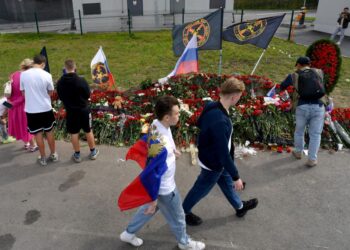 ORANG ramai memberi penghormatan terakhir bagi memperingati Yevgeny Prigozhin di hadapan `Pusat Wagner PMC' di St. Petersburg. - AFP