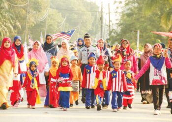 BORHAN Aman Shah (tengah) menyertai perarakan bersempena Hari Kebangsaan di Sekolah Kebangsaan Batu Laut, Selangor baru-baru ini. – UTUSAN/AMREE AHMAD