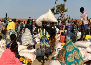 WANITA pelarian menunggu untuk mendapatkan bantuan di pusat pengedaran makanan di Bentiu, Sudan.-AFP