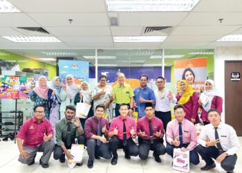 CHAI Cheng Ho @ Dennis Chai (lima dari kanan) bersama pensyarah serta guru pelatih major Sejarah IPG Kampus Darulaman dalam program Teen Talk di UTC Alor Setar, Kedah.