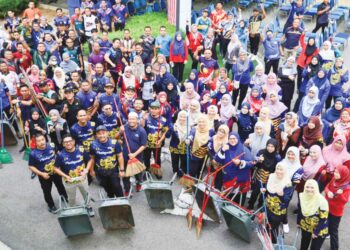 WARGA Universiti Teknologi Mara (UiTM) Cawangan Selangor bergambar bersama sempena Program Gotong-Royong Perdana 2023 bagi mencegah demam denggi dengan kerjasama Majlis Perbandaran Kuala Selangor baru-baru ini.