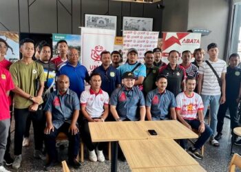 Fathul Bari Mat Jahya (duduk, tiga dari kiri) dan 
Mohd Hafizi Che Yusof (dua dari kiri)
bergambar dengan wakil-wakil pasukan bola sepak sewaktu Program Santai Bersama Pasukan Liga Super Perlis 2023 dari Parlimen Kangar di Kangar, Perlis hari ini.- UTUSAN/ASYRAF MUHAMMAD