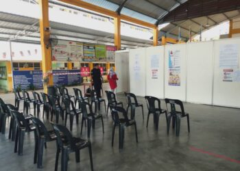 KEADAAN di pusat mengundi SMK Telok Ayer Tawar, Butterworth, Pulau Pinang yang suram dengan kehadiran pengundi setakat pukul 1 petang tadi.