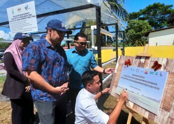 FAHMI Zainol menurunkan tandatangan sebagai tanda merasmikan Taman Agro Buddies di PAKK Kuala Muda, Penaga, Pulau Pinang semalam.