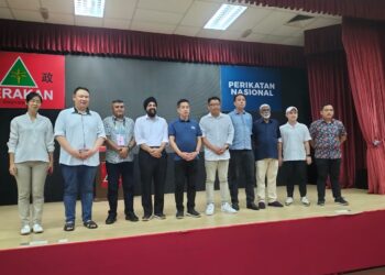 SEBAHAGIAN calon Gerakan dalam sidang akhbar di ibu pejabat parti itu di George Town, Pulau Pinang malam ini.