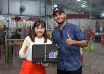 TEO Nie Ching bersama selebriti popular, Fikry Ibrahim pada program Kembara RIUH 2023 di Auto City, Seberang Perai, Pulau Pinang semalam. - Pix: SITI NUR MAS ERAH AMRAN