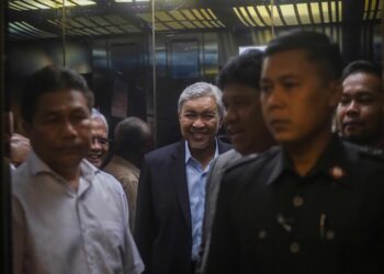 AHMAD Zahid Hamidi diiringi pengikutnya tiba di Mahkamah Tinggi Kuala Lumpur bagi perbicaraan kes rasuah, pecah amanah dan pengubahan wang haram dana Yayasan Akalbudi. -  UTUSAN/M. FIRDAUS M. JOHARI