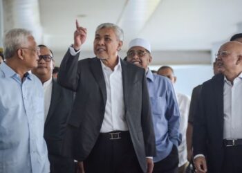 AHMAD Zahid Hamidi hadir di Mahkamah Tinggi Kuala Lumpur bagi perbicaraan kes rasuah, pecah amanah dan pengubahan wang haram Yayasan Akalbudi. - UTUSAN/M. FIRDAUS M. JOHAR