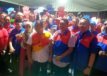 AMIRUDIN Shari bersama calon BN DUN Dengkil, Noorazli Said ketika turun berkempen pada siri Ceramah Kita Selangor di Dataran Sadiman, Bukit Changgang, Sepang. - UTUSAN/MOHD HUSNI MOHD NOOR