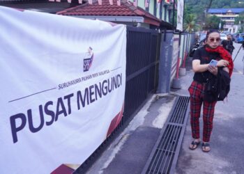 AZWAN Ali  hadir ke pusat mengundi  Sekolah Kebangsaan  Klang Gate untuk mengundi memilih calon DUN Hulu Kelang. -UTUSAN/FAUZI BAHARUDIN