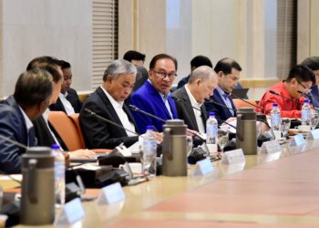 Anwar Ibrahim mempengerusikan Mesyuarat Majlis Tindakan Ekonomi Negara di Putrajaya semalam. 
– JABATAN PERDANA MENTERI