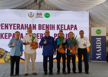 MOHD Zolkafly Harun (tengah) bersama penerima  Agropreneur Muda Fasa 1 2023 MARDI Perak pada majlis pelancaran empat varieti baharu benih kelapa di Bagan Datuk. - UTUSAN/SHAMSUL KAMAL AMARUDIN