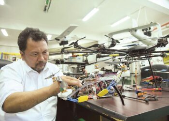 HAZRY Desa bersama dron yang dihasilkannya untuk sistem pagar alam maya  di Kangar, Perlis. – UTUSAN/IZLIZAN OTHMAN