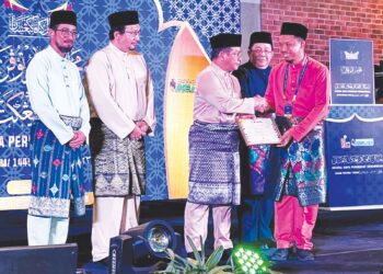 MOHD. Na’im Mokhtar menyampaikan sijil dan plag kepada wakil negeri pada Majlis Penutup Ihtifal KAFA Peringkat Kebangsaan kali Ke-8 Tahun 2023 di Port Dickson, Negeri Sembilan semalam. 
– UTUSAN/ZAKKINA WATI AHMAD TARMIZI