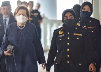 Zeti Akhtar Aziz tiba di mahkamah sebagai saksi dalam perbica­raan kes penyelewengan dana RM2.28 bilion 1Malaysia Development Berhad (1MDB) di Kompleks Mahkamah Kuala Lumpur, semalam.
– UTUSAN/M Firdaus M Johari