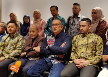 SYED Azmi Ahmad Syed Nazir Ahmad Al-Husaini (depan, tiga dari kanan) dalam sidang akhbar Majlis Makan Malam dan Perasmian Perhimpunan Agung Alumni 4B di Ipoh. - UTUSAN/MUHAMAD NAZREEN SYAH MUSTHAFA