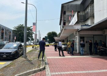 LOKASI kejadian cermin kaca pejabat  berlubang dan retakan dipercayai akibat perbuatan khianat di Jalan Sultan Iskandar di Ipoh. - UTUSAN