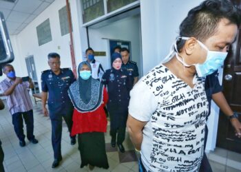 IZUHAIZAD Ismail (depan) dan Siti Farina Mohamed Basharol Ariffin didakwa mendera seorang kanak-kanak lelaki berusia sembilan tahun sehingga mati bulan lalu ketika dituduh di Mahkamah Majistret Taiping hari ini. - UTUSAN/MUHAMAD NAZREEN SYAH MUSTHAFA