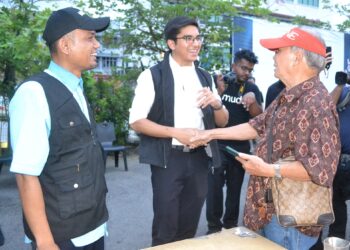 SYED Saddiq Syed Abdul Rahman berkempen bersama calon MUDA bagi DUN Temiang, Ahmad Qusyairi di Seremban hari ini. UTUSAN/ZAKKINA WATI AHMAD TARMIZI.