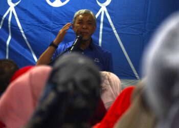 AHMAD Zahid Hamidi sewaktu berucap pada Program Santai Bersama Rakyat di Pantai, Seremban malam ini.