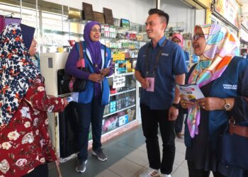 AHMAD Raihan Muhamad Hilal bertemu dengan peniaga-peniaga kecil ketika berkempen di Sikamat, Seremban hari ini.