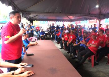 ANTHONY Loke Siew Fook sewaktu berucap pada program Santai Minum Pagi Bersama Masyarakat Kampung Chennah, Jelebu hari ini.-UTUSAN/BADRUL HAFIZAN MAT ISA