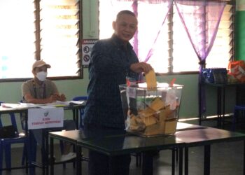 AMINUDDIN Harun mengundi di Pusat Mengundi SMK Dato’ Haji Mohd. Redza, Sikamat, Seremban hari ini.-UTUSAN/NOR SHAFAWATI YUP